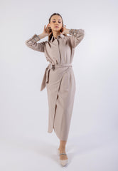 قميص بحاشية غير متماثلة ميتاليك مزخرف/قميص مطروح معدني غير متماثل