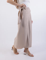 Overlap Knot Solid Maxi Skirt\ ةرونت يسكام ةداس ميمصتب ةطبر دقع لخادتم