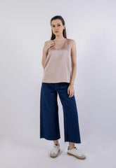 Solid V-Neck Sleeveless Tank Top\ بوت لاب مامكأ ميمصتب ةبقر V نولب ةداس