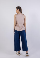 Solid V-Neck Sleeveless Tank Top\ بوت لاب مامكأ ميمصتب ةبقر V نولب ةداس