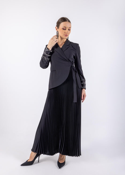 فستان بلايزر بتصميم لف وأكمام مطرزة وتنورة بليسيه