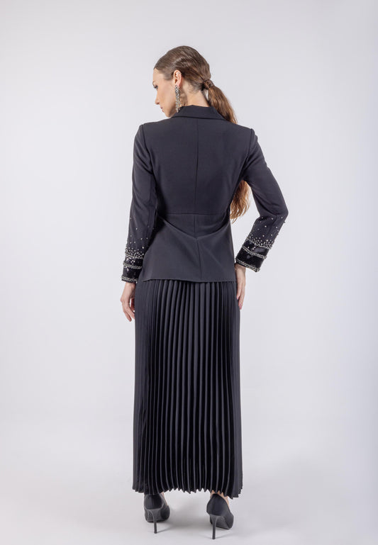 فستان بلايزر بتصميم لف وأكمام مطرزة وتنورة بليسيه