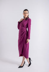 Overlap Rose Broche Shoulder Midi Dress\سف يديم ميمصتب لخادتم عم شورب يدرو ىلع ف