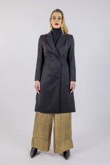 معطف طويل بأزرار مزدوجة وأكمام طويلة