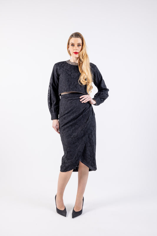 بلوزة قصيرة بتصميم مرسوم ومطرز عند خط العنق