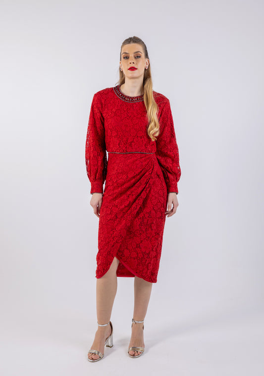 بلوزة قصيرة بتصميم مرسوم ومطرز عند خط العنق