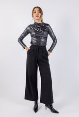 بلوزة لامعة ملائمة بأكمام طويلة