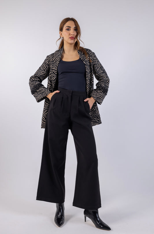 سترة سوداء جريئة بطبعة حمار الوحش وأكمام من الخرز