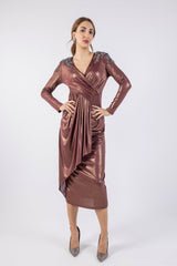 فستان ماكسي مزين بفتحة رقبة على شكل حرف V