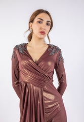 فستان ماكسي مزين بفتحة رقبة على شكل حرف V