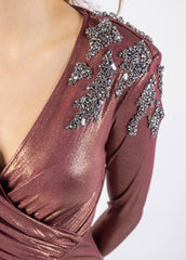 فستان ماكسي مزين بفتحة رقبة على شكل حرف V