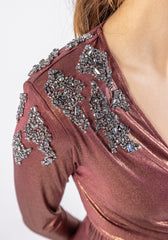 فستان ماكسي مزين بفتحة رقبة على شكل حرف V