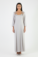 فستان ساتان طويل بقصّة A وتفاصيل حمالات معدنية – إطلالة سهرة راقية