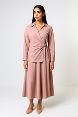 بلوزة بستايل لف مع تفصيلة إبزيم