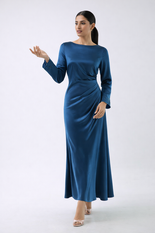 فستان ماكسي ساتان بتصميم درابيه وأساور مزينة يدوياً