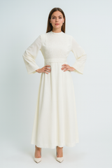 فستان ماكسي بتفاصيل دانتيل فاخرة على الصدر والأكمام والحافة السفلية