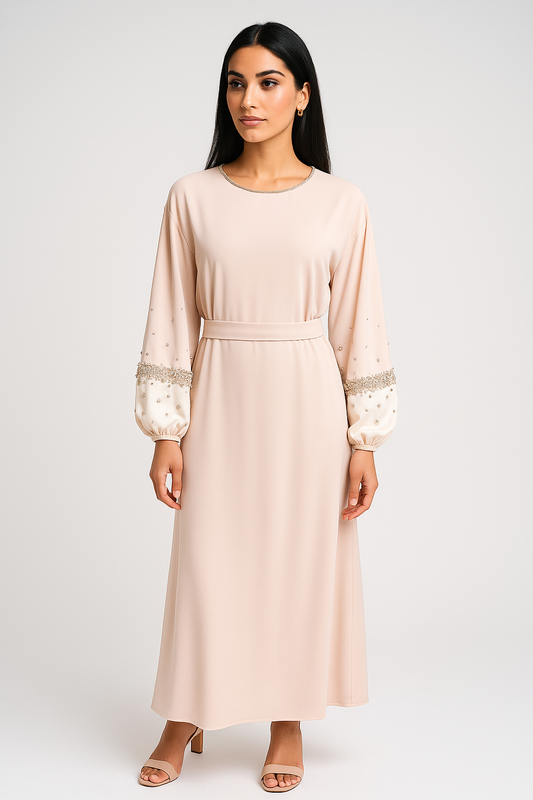 فستان ماكسي أنيق بأكمام مزينة بالكريستال