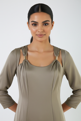 فستان ساتان طويل بقصّة A وتفاصيل حمالات معدنية – إطلالة سهرة راقية