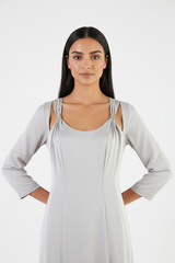 فستان ساتان طويل بقصّة A وتفاصيل حمالات معدنية – إطلالة سهرة راقية