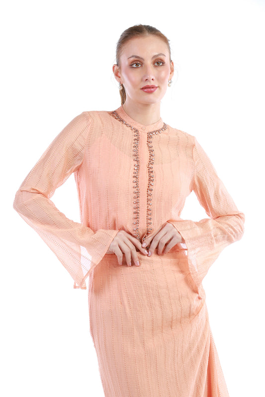 قميص بأكمام واسعة وتفاصيل كريستال على الواجهة