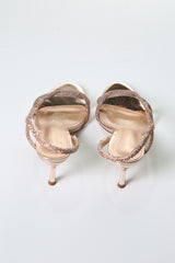 صندل بكعب متوسط بتفاصيل ملتفة مرصعة بالكريستال