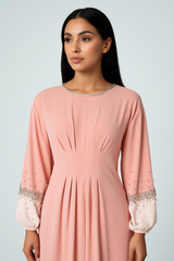 فستان ماكسي أنيق بأكمام مزينة بالكريستال