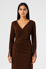 فستان طويل بلفّة أمامية مع شقوق أكمام مزينة