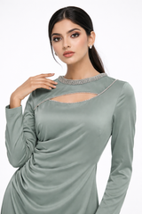 فستان أمارا بقصّة فتحة غير متماثلة وتطريزات خرزية