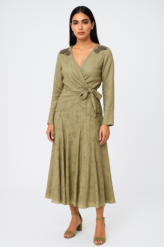 تنورة ميدي واسعة بخصر عالٍ