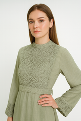 فستان ماكسي بتفاصيل دانتيل فاخرة على الصدر والأكمام والحافة السفلية