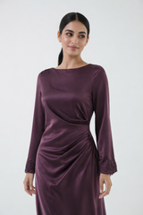 فستان ماكسي ساتان بتصميم درابيه وأساور مزينة يدوياً