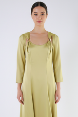 فستان ساتان طويل بقصّة A وتفاصيل حمالات معدنية – إطلالة سهرة راقية