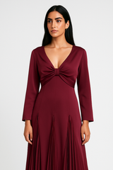 فستان طويل بعقدة أمامية وثنيات أنيقة