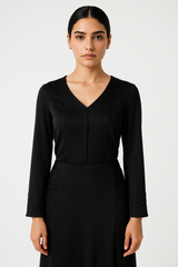 بلوزة أنيقة بياقة على شكل حرف V وأساور مزينة