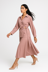 بلوزة بستايل لف مع تفصيلة إبزيم