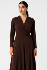 فستان طويل مطوي مع تفاصيل التواء الخصر – تصميم أنيق بطول كامل