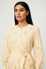 فستان ماكسي أنيق بالتطريز والترتر مع حزام خصر