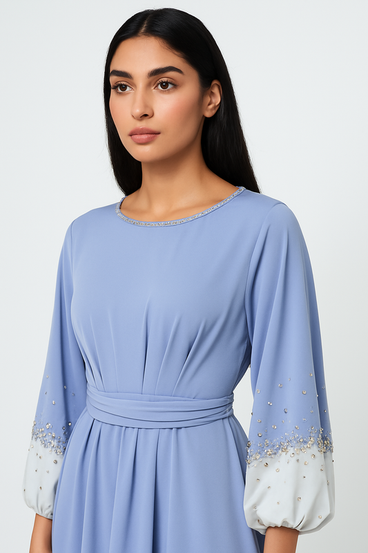 فستان ماكسي أنيق بأكمام مزينة بالكريستال