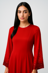 فستان ماكسي أنيق بأكمام مزينة بالكريستال