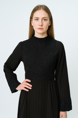 فستان ماكسي بتفاصيل دانتيل فاخرة على الصدر والأكمام والحافة السفلية