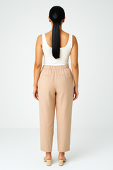 بنطلون واسع بتفصيلة لف أمامية