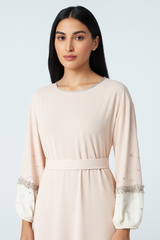 فستان ماكسي أنيق بأكمام مزينة بالكريستال