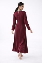 فستان أمارا بقصّة فتحة غير متماثلة وتطريزات خرزية