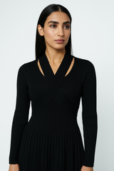 فستان نسائي بفتحة رقبة V وتنورة بليسيه من قماش يشبه الكشمير