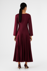 فستان طويل بعقدة أمامية وثنيات أنيقة