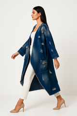 معطف دنيم طويل بتفاصيل مهترئة وحواف غير مشذبة