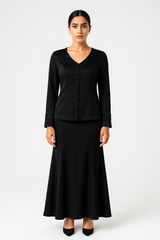 بلوزة أنيقة بياقة على شكل حرف V وأساور مزينة