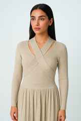 فستان نسائي بفتحة رقبة V وتنورة بليسيه من قماش يشبه الكشمير