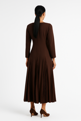 فستان طويل بعقدة أمامية وثنيات أنيقة