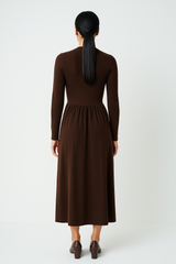 فستان ميدي راقٍ بتصميم أنثوي كلاسيكي